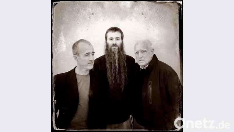 Das „New Standard Trio“ mit Bobby Previte (Schlagzeug), Jamie Saft (Hammondorgel und Klavier) und Steve Swallow (Elektrobass) Bild: exb