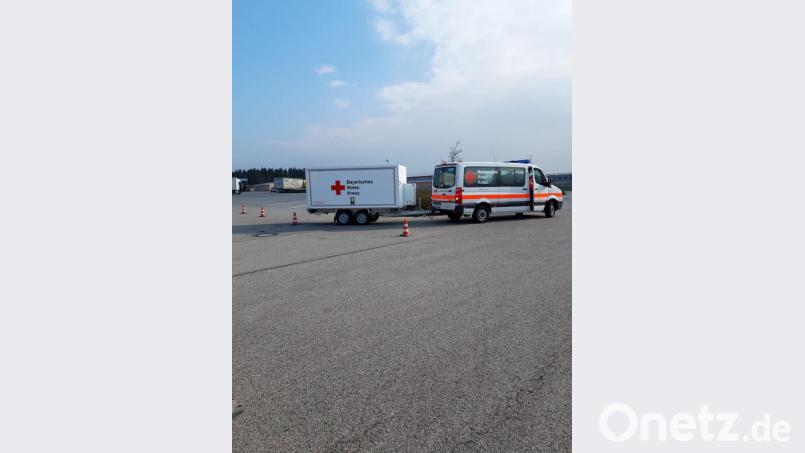 Die Helfer vor Ort der BRK-Bereitschaft üben mit dem neuen Gespann auf dem Autohof in Neuhaus verschiedene Situationen. Bild: exb