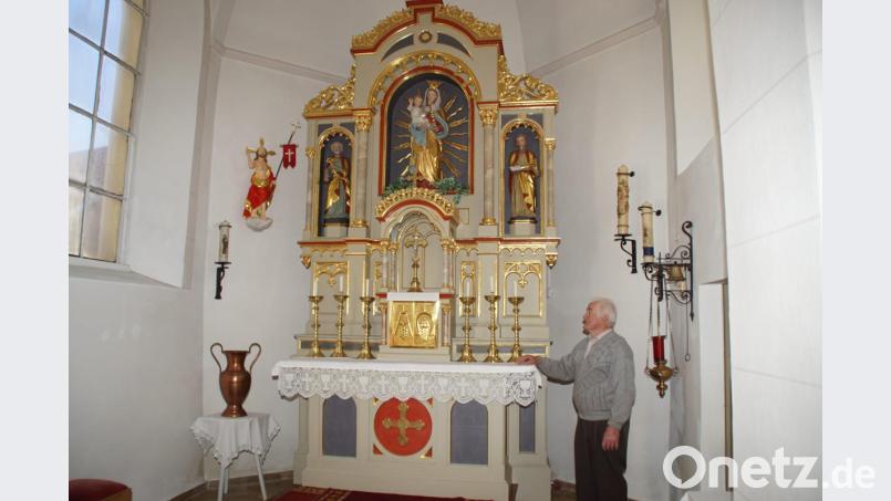 Förderverein-Vorsitzender Willibald Kulzer (hier am 2005 renovierten Hochaltar der Dorfkirche) erinnerte bei der Jahreshauptversammlung an die vielen ehrenamtlichen Stunden, die für ein sauberes Erscheinungsbild des Gotteshauses geleistet wurden. Bild: mmj