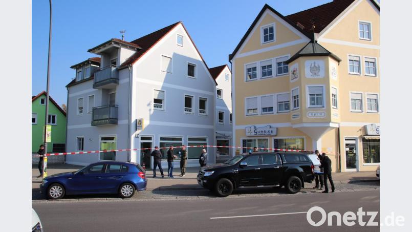Das blaue Gebäude in der Mitte des Bildes beherbergt im Erdgeschoss das SB-Center der Commerzbank mit dem gesprengten Geldautomaten. Eine Absperrung der Polizei sollte Neugierige fernhalten, solange die Kriminalpolizei Amberg und das Landeskriminalamt München die Spuren sicherten. Bild: Thomas Dobler