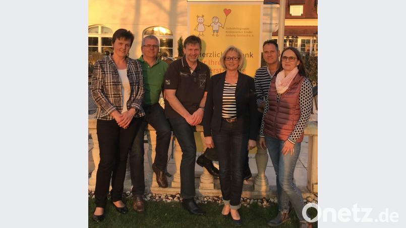 Der neue Vorstand der Selbsthilfegruppe Krebskranker Kinder: (von links) Schriftführerin Angela Sperber, Kassier Thomas Sperber, stellvertretender Vorsitzender Marco Kind, Vorsitzende Petra Waldhauser sowie die beiden Beisitzer Reinhold Baumgärtner und Ulrike Zitzmann. Bild: u