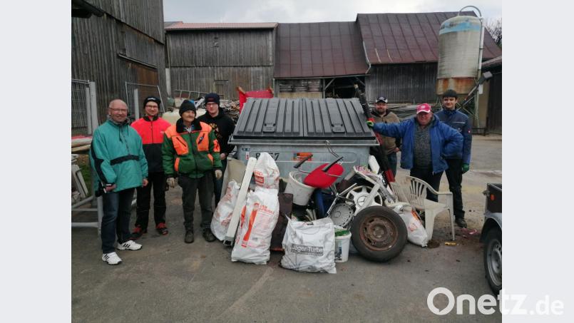 Die Rama-Dama-Helfer des Fanclubs (von links): 2. Vorsitzender Albert Schicker, Philipp Sertl, Günther Beer, Thomas Sladky, Jörg Schicker, Vorsitzender Lothar Schicker, Marco Eckert, nicht im Bild ist Michael Heldwein jun. Bild: rdh