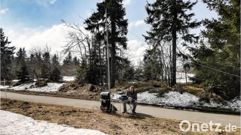 Manfred Meier beim Funken auf dem Schneeberg. Bild: exb