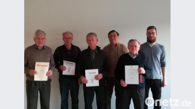 Für viele Jahre Vereinstreue ehrte der Vorsitzende des Bienenzuchtvereins Florian Winkler (rechts) Adolf Hösl, Konrad Graml, Alfred Scharl, Franz Donhauser und Johann Weber (von links) mit einer Urkunde. Bild: ads