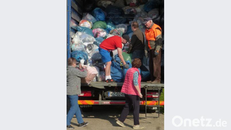 Im Lastwagen-Anhänger stapelten sich die Sammelsäcke. Jede Fuhre brachte eine neue Schicht ausgedienter Kleidungsstücke hinzu. Bild: mad