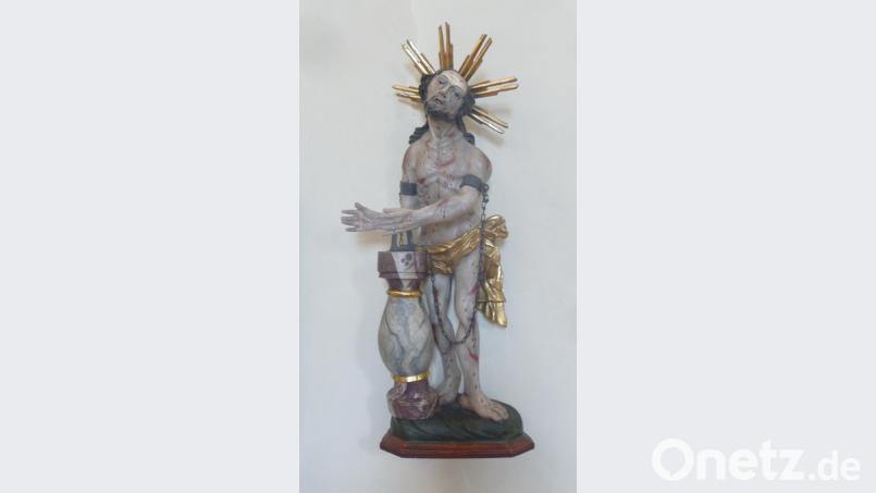 Die holzgeschnitzte Figur aus dem Barock des 18. Jahrhunderts zeigt Christus mit schmerzverzerrtem Gesicht und seinen von Spuren der vorangegangenen Misshandlungen bedeckten Körper an die Geißelsäule gekettet. Bild: wsl
