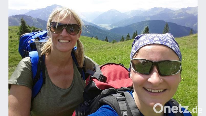 Martina Beierl und Christine Hollederer (von links) überquerten in sieben Tagen zu Fuß die Alpen. Bild: privat