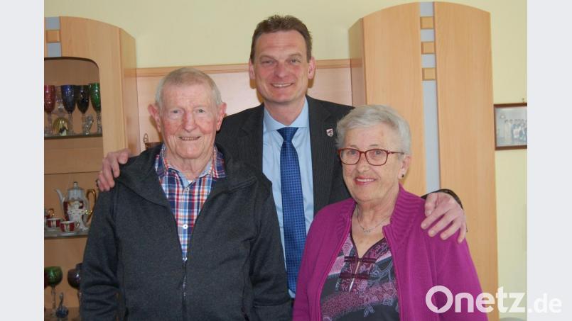 Bürgermeister Ernst Schicketanz gratuliert Oskar Hirsch (links) zum 80. Geburtstag. Bild: sm