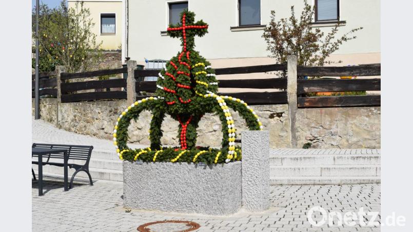 Jetzt hat auch Trausnitz einen Osterbrunnen: Der OGV schmückte den Wasserspender in der Hofmark. Bild: bnr