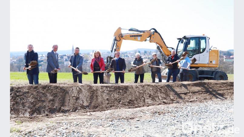 Mit dem Spatenstich beginnen die Bauarbeiten zur Erschließung des Baugebiets Naabhöhe. Auf dem Bild Bürgeremister Hans Donko (fünfter von links) mit Technischem Angestellten Markus Meyer, Amtsrat Hubert Wojtenek, Geschäftsführer Michael Eigner, dritte Bürgermeisterin Sonja Heindl, Geschäftsführerin Astrid Hippeli, Ingenieur Markus Münchmeier, Stadtrat Jürgen Böckl und Oberbauleiter Holger Dederl. Bild: njn