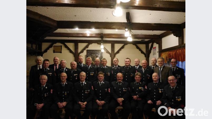 Auszeichnungen gab es für 17 aktive Feuerwehrmänner. Im Bild (sitzend, von links) Harald Fischer, Franz Bauer, Konrad Lippert, Peter Wührl, Leonhard Riedl, Josef Malzer, Hubert Männer und Stefan Bauer sowie (stehend, von links) Landrat Wolfgang Lippert, Kreisbrandinspektor Stefan Gleißner, Bürgermeister Johann Burger, Kreisbrandmeister Albert Fröhlich, Kreisbrandrat Andreas Wührl, Thomas Schaumberger, Karl Schleicher, Alfred Schaumberger, Martin Zeitler, Josef Thoma, Anton Kunz, Johannes Mark, Reiner Joas, Joachim Reinsch, Bürgermeister Roland Grillmeier und Thomas Lindner. Bild: ebr