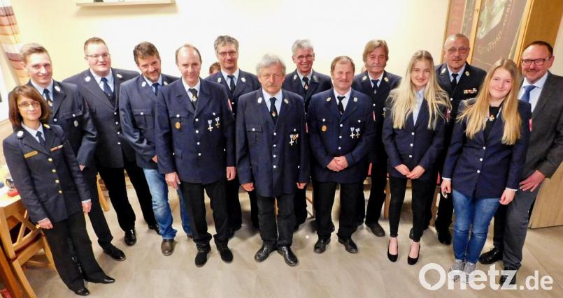 Für 40 Jahre aktiven Dienst dankten Kreisbrandinspektorin Kerstin Schmidt, stellvertretender Kommandant Christoph Vogel, Kommandant Bernd Pöhlmann (stehend von links), zweiter Bürgermeister Rudi Heier und Kreisbrandrat Karlheinz Sehnke (stehend von rechts) Thomas Purucker, Hartmut Übelhack, Harald Baumann, Hermann Nickl, Alfred Vogel, Stefan Purucker, Herbert Braun. Die Anwärterinnen Anna Vogel und Anna Meier rückten per Handschlag in die aktive Wehr auf (von links). Bild: hai