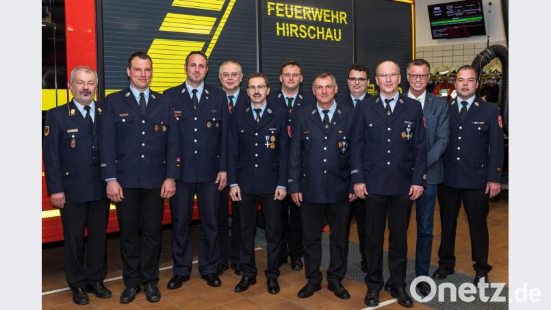 Die Feuerwehr Hirschau den Vorstand und die Kommandanten (von links): Kreisbrandrat Fredi Weiß, Zweiter Kommandant. Claus Meyer, Kommandant Sebastian Jasinsky, Zweiter Schriftführer Michael Dobler, Schriftführer Manfred Mutzbauer, Fahnenträger Markus Tomala, Vorsitzender Michael Schuminetz, Fahnenträger Sebastian Braun, Zweiter Vorsitzender Thomas Maier, Bürgermeister Herrmann Falk und Kreisbrandmeister Marco Weiß. Bild: u