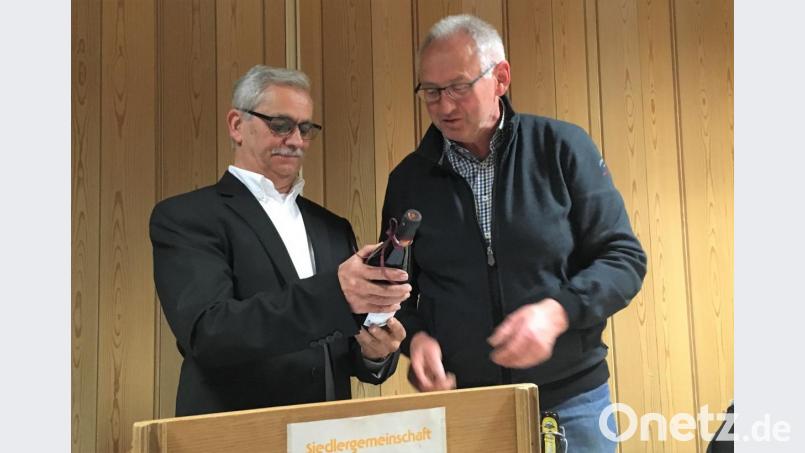 Reinhold Solfrank (rechts) überreicht Josef Käs ein Dankeschön für die geleistete Arbeit. Bild: cro