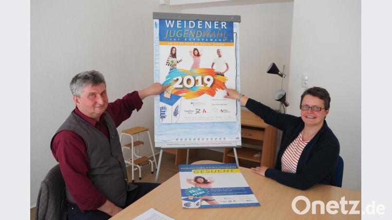 Für die Weidener Jugendwahl werben die Programmkoordinatoren des Förderprogramms&quot;Demokratie leben&quot;, Herbert Schmid und Susanne Reinhardt. Bild: Bühner