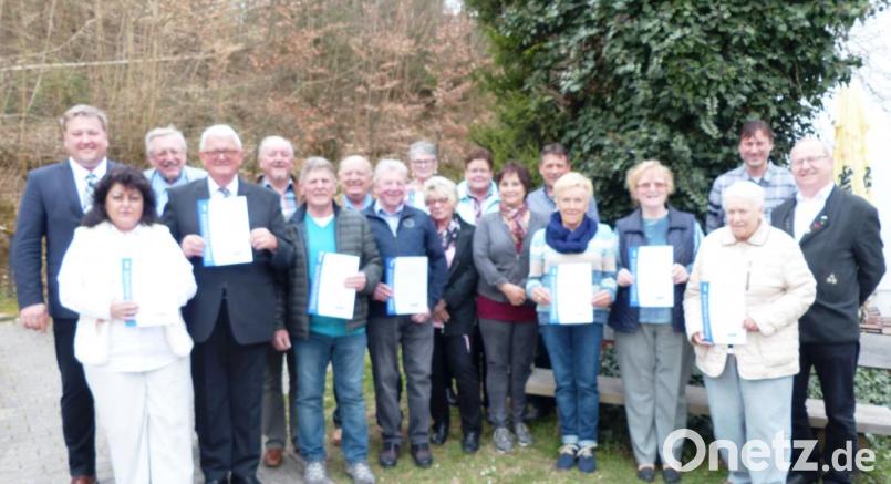 Die neu gewählte Vereinsführung und die geehrten Mitglieder des VdK-Ortsverbands Kastl
mit (von links) Bürgermeister Stefan Braun, Vorsitzendem Hermann Kucharski und (rechts) Kreisvorsitzendem Johann Ludwig. Bild: jp