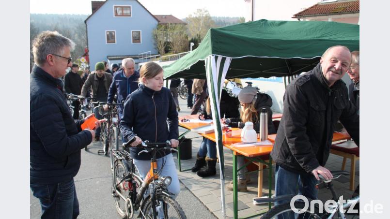 86 Verkäufer bieten bei der Fahrradtauschbörse der Neustädter Raiffeisenbank ihre gebrauchten Räder zum Verkauf an. Filialleiter Hans Hart (rechts) und seine Mitarbeiter hatten alle Hände voll zu tun. Bild: prh