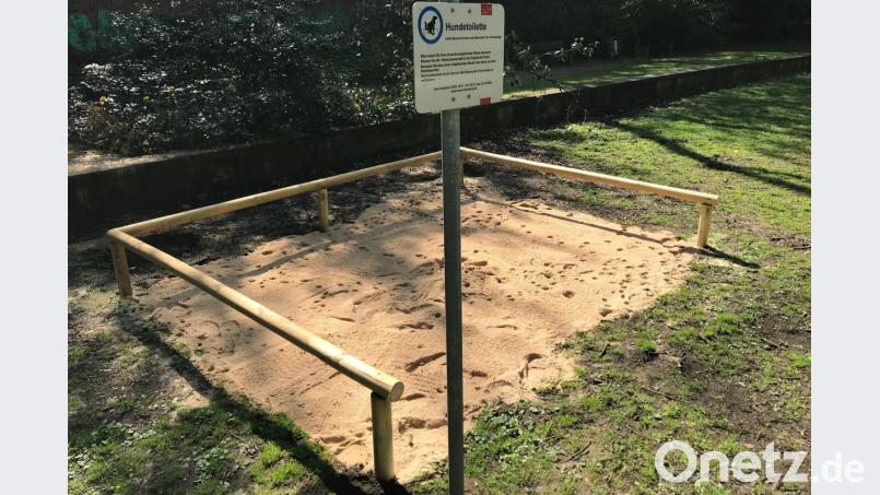 Ein Hundeklo aus Sand und abgrenzenden Holzstreben befindet sich auf einer Rasenfäche. Foto: André Winkel/Stadt Nürnberg Bild: André Winkel