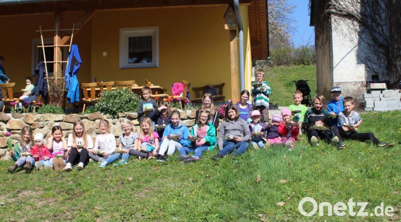 Die Löwenzähnchen bastelten schöne Nester. Die Kresse-Deko kann an Ostern geerntet werden. Bild: exb