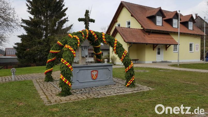 Der Osterbrunnen in Neuzirkendorf. Bild: ü