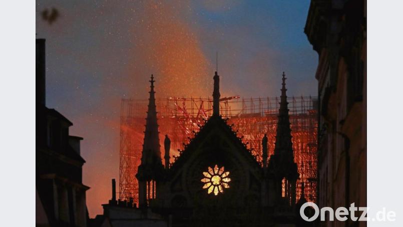 Flammen und Rauch steigen aus der Kathedrale Notre-Dame in Paris auf. Am Montagabend war hier ein verheerendes Feuer ausgebrochen. Die Ursache des Brandes ist nach wie vor unklar. Bild: Thibault Camus/dpa