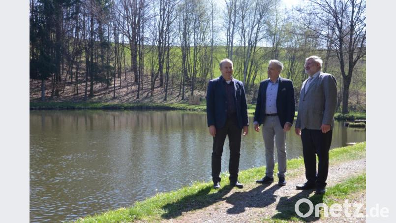 Geschäftsführer Wolfgang Kaiser, Vorsitzender Roland Grillmeier und Bürgermeister Josef Schmidkonz aus Mähring sind überzeugt, dass sich als Öko-Modellregion einiges im Stiftland entwickeln lässt. Weit oben stehen Öko-Produkte aus der Teichwirtschaft. Bild: Benkhardt