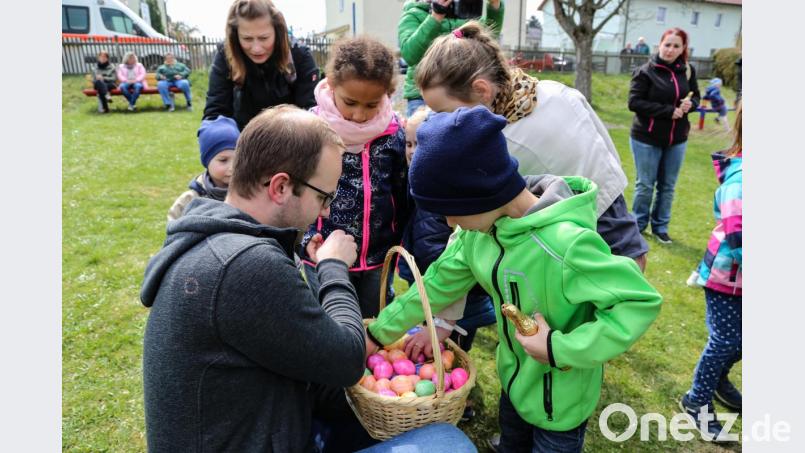 Die Anwohner haben selbst angepackt und ihren &quot;Lauserbühl-Spielplatz&quot; wieder auf Vordermann gebracht. Viele Kinder kamen zur Osterhasen-Aktion der Spielplatzvereinigung und nahmen die instand gesetzten Spielgeräte in Beschlag. Bild: rw
