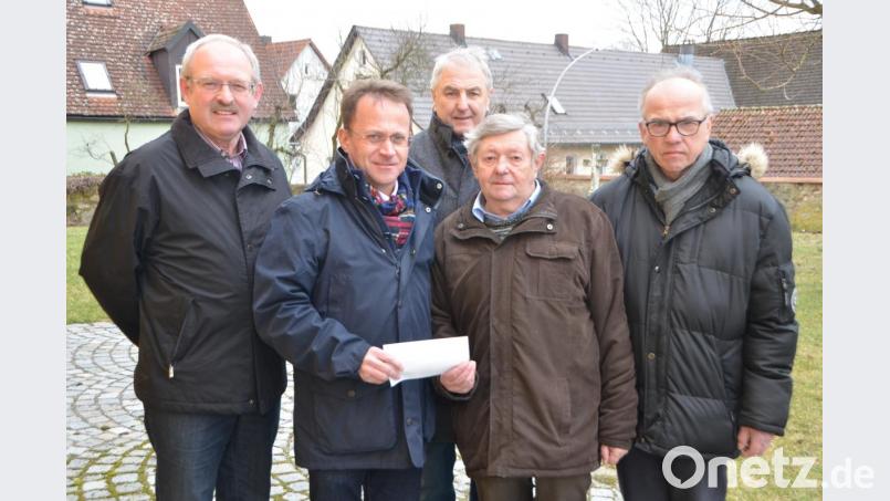 Kirchenbauverein-Vorsitzender Georg Ertl (links) überreicht mit seinen Vorstandsmitgliedern Heinrich Frischholz und Bernhard Bodensteiner (von rechts) 5500 Euro für die Sanierung des Kindergartens Don Bosco an Dekan Alexander Hösl (Zweiter von links) und Kirchenpfleger Günter Hassmann (Dritter von rechts). Bild: dob