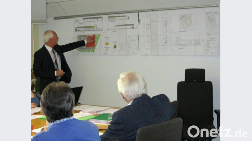 Bürgermeister Peter König stellt in der jüngsten Gemeinderatssitzung den Bauantrag für einen neuen Netto-Markt im Industriegebiet von Neusorg vor. Bild: kkl