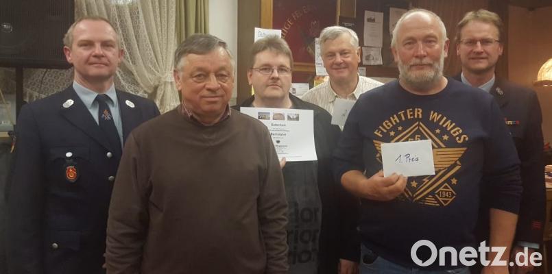Erster wurde Werner Lindner aus Pleystein (Zweiter von rechts), der sich über 200 Euro mehr in seinem Portemonnaie freute. Vorsitzender Herbert Zitzmann (links) und Kassier Willi Kellner (rechts) überreichten die Preise an die Gewinner, darunter auch eine Berlinfahrt, für die sich Markus Fritsch aus Neuhaus (Dritter von links) entschied. Bild: dob