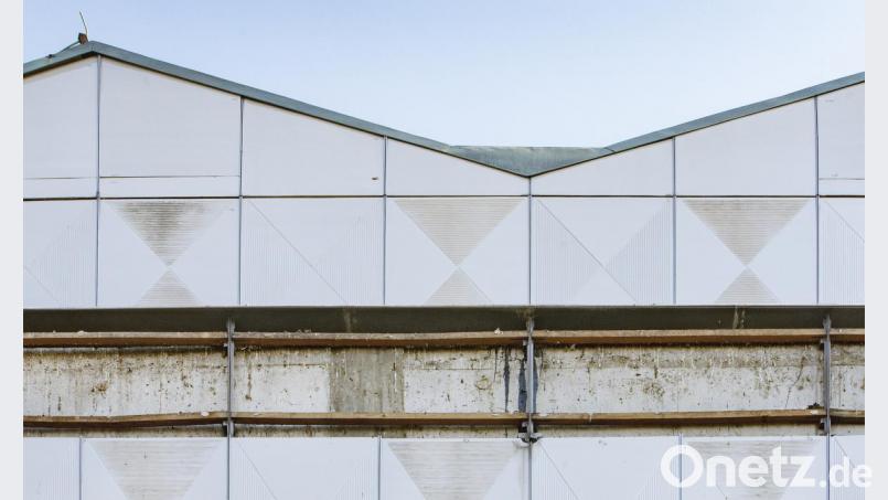 An der Storg-Fassade haben sich Keramik-Platten gelöst – jetzt müssen alle demontiert werden. Bild: Thilo Hierstetter