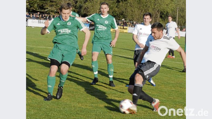 Die Sportvereinigung Grafenwöhr gewann am Mittwochabend das Spitzenspiel der Bezirksliga Nord beim FC Wernberg mit 3:1. Hier schießt David Dobmann (rechts) zum 2:0 ein. Bild: gb