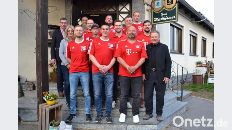 Diese neue Führungsriege mit dem Vorsitzenden Thomas Grötsch (vorne, Zweiter von links) und dessen Stellvertreter Christian Kühn (vorne, links) führt den FC-Bayern-Fanclub die nächsten drei Jahre. Bild: gi