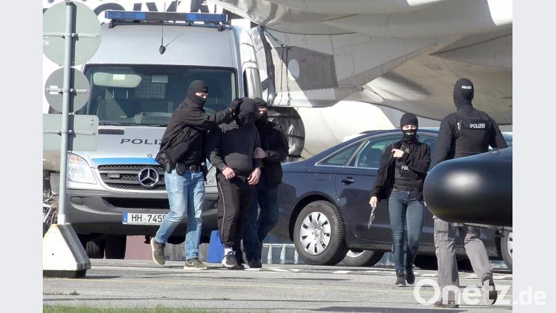 Ein mutmaßliches IS-Mitglied wurde in Hamburg festgenommen. Mit einem Hubschrauber der Bundespolizei soll der Verdächtige zu Ermittlungsrichtern vom BGH geflogen werden. Bild: Bodo Marks