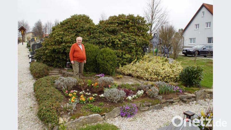 Gartenbau-Vorsitzender Richard Scheiterer (Bild) am Heldenhain im Weidinger Friedhof. Auch hier kümmern sich die Mitglieder des Vereins um ein gepflegtes Bild. Bild: mmj