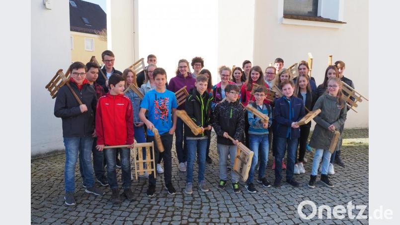 Den Pfreimder Ministranten macht es Spaß, am Karfreitag und Karsamstag die Ratschen zu schwingen. Dafür nehmen sie gern das frühe Aufstehen in Kauf. Bild: bl