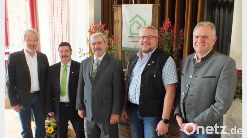 Die neue Bezirksvorstandschaft von links Stellv. Bezirksvorsitzende Arthur Weber, Helmut Grünbauer, Bezirksvorsitzender, Reinhard Ott, Stellv. Bezirksvorsitzende: Hans-Jürgen Meier und Bernhard Jobst. Bild: ral