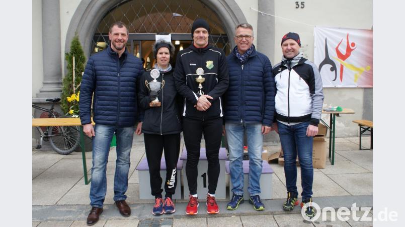 Den Stadtmeistern Kerstin Weig-Faget und Matthias Eckmeyer (mit Pokalen) gratulierten (von links) Sportbeauftragter Huberth Rosner, Bürgermeister Franz Stahl und TG-Vorsitzender Wolfgang Rahm. Bild: hä