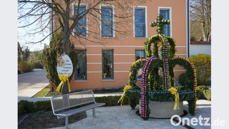 Wer Muse hat, macht am Wolfringer Dorfplatz Pause und erfreut sich am Anblick des schön geschmückten Osterbrunnens. Bild: nib