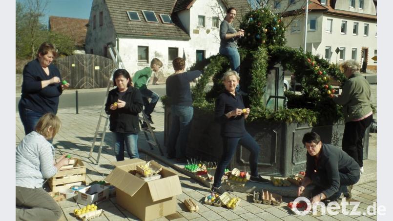 Über 600 Eier zieren den Osterbrunnen in Kohlberg. Die Frauen arbeiteten so lange, bis das Schmuckstück stand. Bild: jml