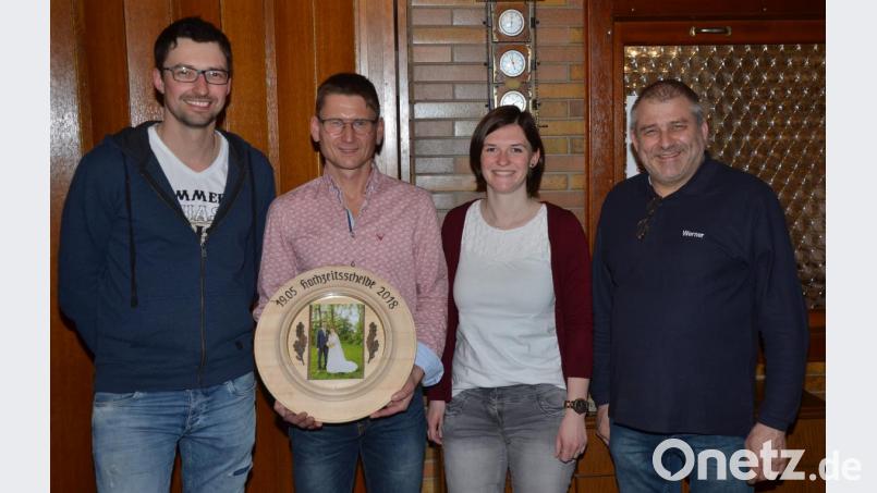 Schützenmeister Werner Grünthaler (rechts) freute sich mit dem Brautpaar Kerstin und Eric Pilhofer sowie dem Scheibengewinner Richard Neumüller. Bild: ker