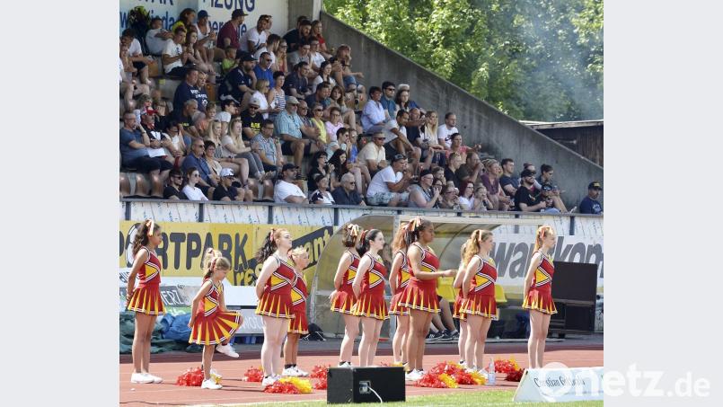 Alles bereit: Cheerleaders und Zuschauer. Jetzt fehlen nur noch die Spieler der Mad Bulldogs Amberg. Am Sonntag, 21. April, geht&#039;s los. Bild: Ziegler