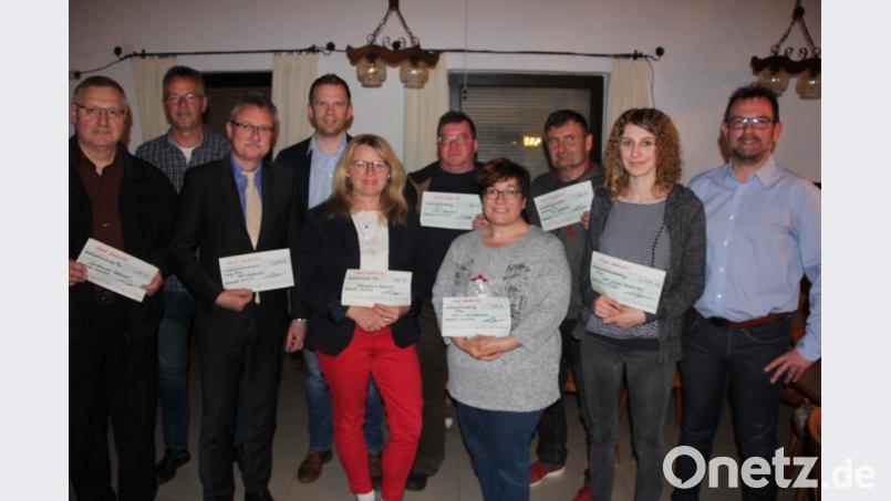 Stattliche 15.000 Euro verteilte die Stadt an Vereine mit Jugendarbeit. Am Dienstagabend erhielten die Vereinsvertreter von den Stadträten Jürgen Ranft (rechts) und Christian Fritsch (Vieter von links) symbolisch die Schecks ausgehändigt. Bild: kro