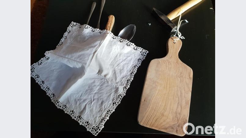 Die Zutaten sind schnell beschafft: Brotzeitbrett, Nägel beziehungsweise Klammern, ein schönes Stück Stoff und natürlich das Besteck - das war's dann auch schon. Bild: Manuela Madsen