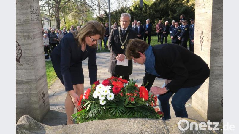 Oberbürgermeister Andreas Feller legte mit seinen Stellvertreterinnen Ulrike Roidl und Martina Englhardt-Kopf in der Fichtlanlage einen Kranz zum Gedenken an die Opfer des Bombenangriffs vom 17. April 1945 nieder. Bild: Hirsch