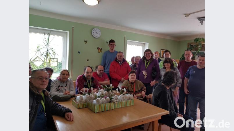 Franz Kaas (stehend, Zweiter von links) organisiert die Osterbesuche der katholischen Pfarrgemeinde bei Behinderten, Kranken und Senioren in Waidhaus, Frankenreuth und Reichenau. Bild: fjo
