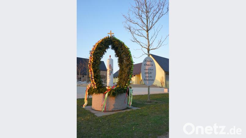 Der Obst- und Gartenbauverein Dürnsricht und die Senioren arbeiteten bei der Gestaltung der Osterkrone in Dürnsricht Hand in Hand. Bild: nib