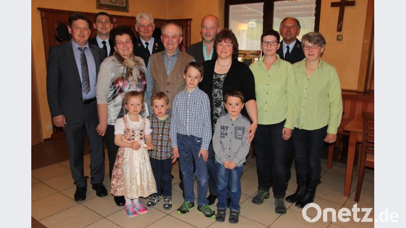 Georg Bauer (mittlere Reihe, Zweiter von links) feierte 80. Geburtstag. Neben der Familie gratulierten auch Vereinsabordnungen. Bild: ral