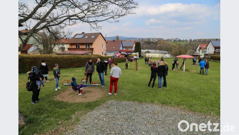 Die Anwohner haben selbst angepackt und ihren &quot;Lauserbühl-Spielplatz&quot; wieder auf Vordermann gebracht. Viele Kinder kamen zur Osterhasen-Aktion der Spielplatzvereinigung und nahmen die instand gesetzten Spielgeräte in Beschlag. Bild: rw