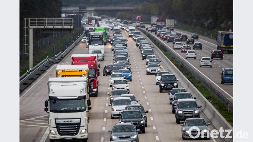 Autos und Lastwagen stehen im Stau. Foto: Christophe Gateau/Archivbild Bild: Christophe Gateau